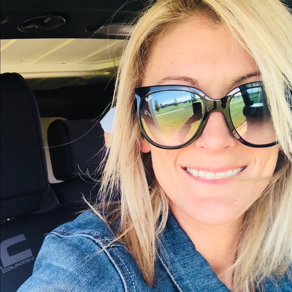 Meet your Posher, Christina - Picture 1 of 1